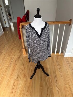 LOFT Black & White Floral Medallion V-Neck Tunic